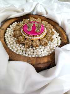 Plateau religieux artisanal en Kundan Laxmi Charan Paduka avec base décorative, centre de table pour Diwali Pooja, plateau de réception pour la maison, décoration d'entrée - Product Image 4