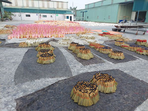 Vietnam Factory petit balai d'herbe de nettoyage avec manche court/balai de jardin fabriqué au Vietnam. bâton en bois balai artisanat - Product Image 3