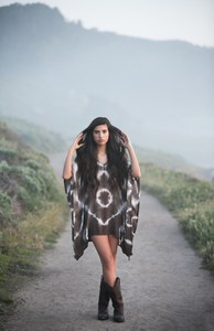 Ropa de playa de verano abstracta holgada étnica vibrante impresa ligera de alta calidad Kaftan impreso para mujer - Product Image 2