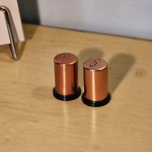 Juego de sal y pimienta de latón auténtico con textura brillante y líneas limpias, ideal para mejorar el aspecto de su mesa de comedor - Product Image 3