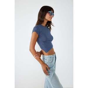 Blusa Corta Informal con Cuello Redondo, 100% Algodón, Bordado de Piedras, Corte Asimétrico, Logotipo en la Parte Delantera - Product Image 4