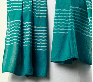 Écharpe d'été pour femmes de style traditionnel élégant fait à la main châle en coton imprimé batik - Product Image 3