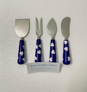 Nuevo diseño de acero inoxidable y diseño de hueso fino mango hecho a mano vajilla cuchillo de queso Juego de 4 herramientas de cocina - Product Image 2