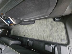 Rivian R1S Adventure Edition 2023, Amarillo Brújula, Motor Cuádruple, Tracción en las Cuatro Ruedas, Paquete de Batería de Litio Grande, Caja de Cambios Automática, Cuero, Volante a la Izquierda, R18 - Product Image 3