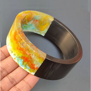 Brazaletes de resina facetada etérea - Product Image 1