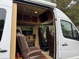 Magnifique Mercedes-Benz Sprinter 3500 Weekender 170 de 2015, conversion en camping-car, Turbodiesel V6, transmission automatique - Product Image 3