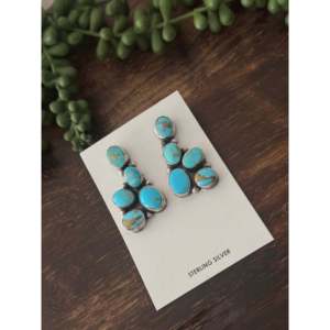 Boucles d'oreilles pendantes en turquoise de Kingman et argent sterling, faites à la main par des artisans Navajo, design en grappe, idéales pour un cadeau - Product Image 4