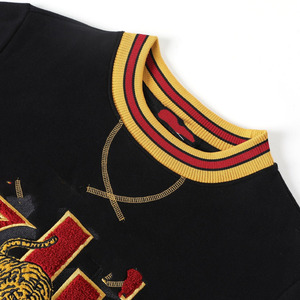 Sweat-shirt à col rond doublé en chenille rouge et noir TG pour l'hiver, logo de la sororité, campus, détail de l'ourlet des manches en côtes blanc-noir-rouge - Product Image 6