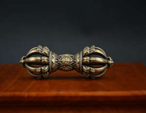 Pilons magiques tibétains tantriques artisanaux en laiton antique sur mesure – Pilon Vajra en laiton - Product Image 5