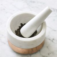 Fabricant de confiance, mortier et pilon en marbre artisanal pour les chefs qui préfèrent le broyage manuel aux machines électriques