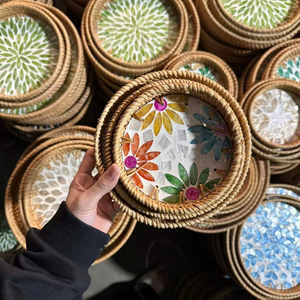 Plateau en rotin incrusté de nacre, design coquillage tressé pour service domestique, Vietnam par 99 Gold Data - Ms Violet - Product Image 1