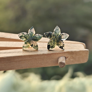 Boucles d'oreilles clous en pierre naturelle sculptée à la main, motif floral, plaqué or 18 carats, bijoux fantaisie en gros, petite paire, fermoir poussoir - Product Image 3