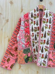 เสื้อแจ็กเก็ตผ้าฝ้ายบุนวมสำหรับใส่ได้ทุกเพศเสื้อโค้ทกันหนาวพร้อมกระดุมตกแต่งสไตล์โบฮีเมียนทำด้วยมือจากอินเดีย - Product Image 3