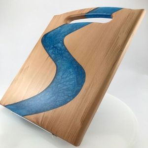 เขียงเรซิ่นแนวศิลป์ที่ทำจากไม้เนื้อแข็งที่ทนทานพร้อมสายแม่น้ำอีพ็อกซี่ที่สดใสเหมาะสำหรับการเสิร์ฟชีสและขนมขบเคี้ยว - Product Image 3
