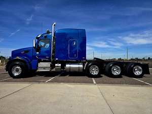 Camión Semirremolque Sleeper de Alto Rendimiento 2022 567 de Tres Ejes - Dormitorio de Techo Medio de 80 Pulgadas, 565HP, Automático de 18 Velocidades, Listo para Envío Mundial - Product Image 4