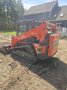 Chargeuse compacte sur chenilles Kubota SVL75-3 haute performance avec élévateur hydraulique et puissance de travail exceptionnelle pour les travaux - Product Image 2