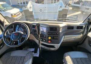 VENTE À PRIX RÉDUIT - Camion semi-remorque Sleeper 579 d'occasion 2020 - Prêt à être expédié dans le monde entier - Product Image 2