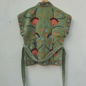 Chaleco de terciopelo verde Suzani con cinturón para mujer, estilo bohemio, floral, sin mangas, para festivales, étnico, bohemio, sin mangas, para superponer. - Product Image 1
