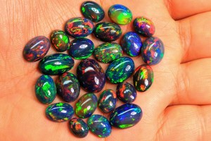 Véritable cabochon en opale noire éthiopienne arc-en-ciel brillant Opale noire de forme ovale idéale pour la fabrication de bijoux - Product Image 5
