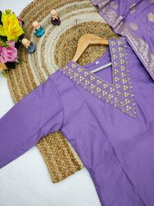 Nuevo Salwar Kameez Tradicional Bordado con Cuello en V para Mujer de Newvfashion con Pantalón y Dupatta - Product Image 5