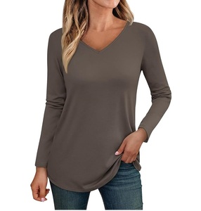 Camisetas de manga larga informales para mujer OEM, ropa de calle con cuello en V y patrón sólido, opciones de talla grande para todo el verano y otoño - Product Image 1