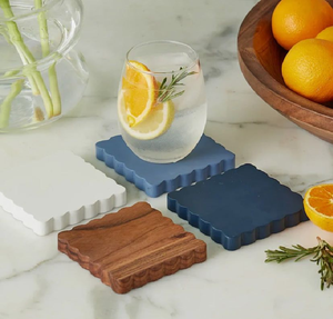 Posavasos de madera redondos con un intrincado patrón geométrico creado a través de marquetería o madera con incrustaciones de contraste. - Product Image 3