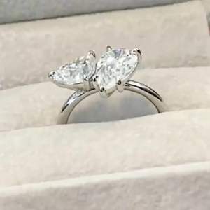 Anillo de Compromiso para Mujer con Dos Piedras en Forma de Corazón y Pera, Estilo Bonito, de RITZIN - Product Image 3