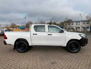 Hilux FWD d'occasion 2022-2023, sièges en cuir blancs, automatique, 5 places, phares LED, régulateur de vitesse, caméra de recul 360°, Japon - Product Image 2