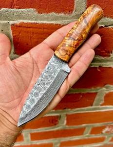 Couteau de chasse Damas personnalisé fait à la main forgé à la main lame en acier Damas gaine en cuir OEM pris en charge nouveau Design couteau de Cowboy - Product Image 1