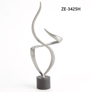 Sculpture de paon en métal de luxe faite à la main, design moderne plaqué or antique pour les jardins de villas, les hôtels, les intérieurs, grand modèle - Product Image 1