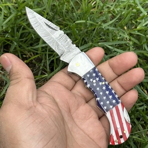 Cuchillo de bolsillo plegable hecho a mano personalizado con mango de bandera americana, parte posterior de acero damasco con funda de cuero, Material plástico multihoja - Product Image 1
