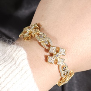 Pulsera Infinito Floral con Incrustaciones de Diamantes Moissanite VVS de Corte Redondo en Plata 925, Joyería de Lujo Brillante, Fabricante de Joyería - Product Image 2