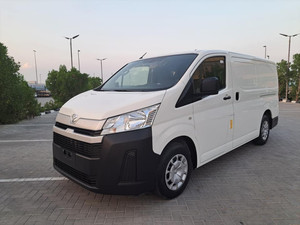 Furgoneta de Reparto 2020 con Tracción en las Cuatro Ruedas, Interior de Cuero Oscuro, Volante a la Izquierda y Techo Solar Panorámico - Product Image 2