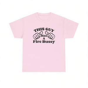 Maglietta This Guy Has A Fire Bussy, divertente maglietta con meme, girocollo unisex, manica corta, taglia per adulti - Product Image 1