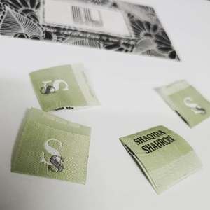 Etiqueta tejida de ropa de marca personalizada 100, alta calidad, 2x5cm, pliegue final/pliegue central, etiqueta de tela para ropa, logotipo, estampado en caliente - Product Image 1