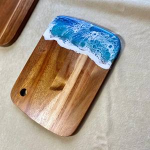 Planche à fromage faite à la main en bois naturel avec finition en résine parfaite pour les ustensiles de cuisine élégants et la vaisselle élégante - Product Image 5