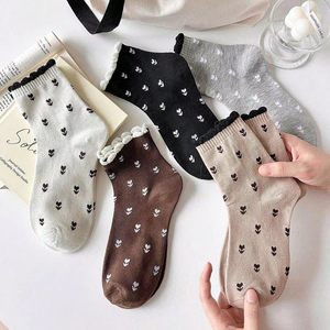 Chaussettes graphiques vintage style streetwear en coton respirant pour usage quotidien, design tendance pour marques de mode, vente au détail et en gros - Product Image 4