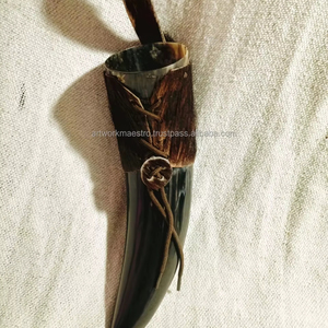 Porte-gobelet en cuir de chèvre avec corne à boire véritable polie, écologique, souvenir de la culture viking ancienne, fabriqué en Inde - Product Image 1