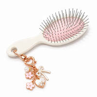 Brosse à cheveux mini coussinée OEM personnalisée avec porte-clés, brosse démêlante portable avec pendentif breloque, brosse à cheveux de voyage en gros