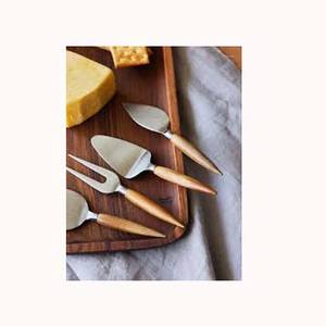 Ensemble d'épandeur de trancheuse à fromage plaqué argent avec manche en bois en forme de poignard dans un nouveau design étonnant d'épandeur à beurre et trancheuse - Product Image 1