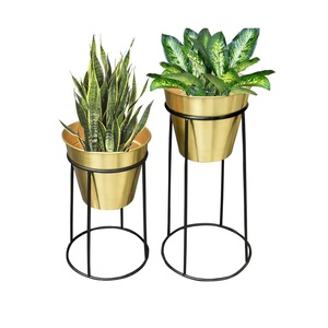 Pots de fleurs blancs uniques avec support doré Pots de fleurs décoratifs pour la maison de taille personnalisée avec support élégant pour hôtel à faible coût - Product Image 2