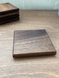 Ensemble de sous-verres en noyer massif fabriqués à la main sous-verres de boissons Protection de table sous-verres carrés en bois de noyer naturel pour chaud et froid - Product Image 4