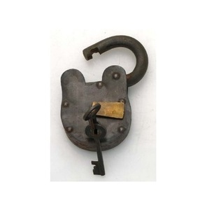 Serrures en métal artisanales de style vintage avec clés durables conçues pour une utilisation sûre et élégante dans le rangement du coffre antique - Product Image 3