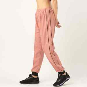 กางเกงวอร์มผ้าฟลีซทรงโอเวอร์ไซส์สำหรับผู้หญิง สัมผัสนุ่มสบาย เหมาะสำหรับใส่ลำลอง ออกกำลังกาย หรือใส่เที่ยวกลางแจ้ง - Product Image 3