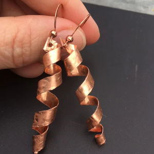 Boucle d'oreille en cuivre de qualité supérieure avec travail manuel détaillé idéal pour les événements traditionnels et les tenues de fête élégantes - Product Image 1