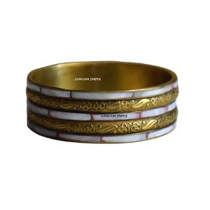 Brazalete de moda Boho Festival con incrustaciones de latón y nácar, joyería de declaración hecha a mano para mujer, Ropa Étnica e informal - Product Image 1