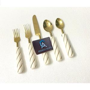 ชุดช้อนส้อมเคลือบทอง PVD คุณภาพสูง พร้อมด้ามจับเรซิ่นแฟนซี ทำจากสแตนเลส 18/8 ชุด 5 ชิ้น ชุดช้อนส้อมสีทองสำหรับโต๊ะอาหาร - Product Image 2