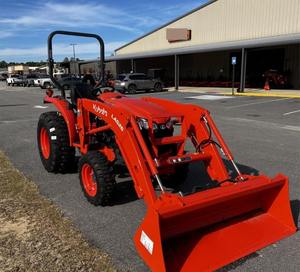 2025 para Kubota L3302HST Farm Tractor Compact 4x4 con componentes clave de fuerza y comodidad que incluyen cojinete de motor de bomba incluido - Product Image 1