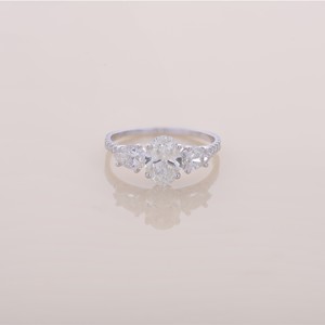 Bague de fiançailles/mariage à trois pierres en diamant de laboratoire de taille ovale certifié IGI en or blanc/rose et jaune 9 carats - Product Image 1