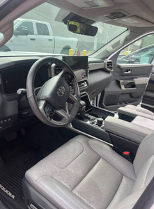 Toyota Sequoia d'occasion - Luxueuse - Véhicule à énergie nouvelle - Très spacieuse - Propre - Confortable - Product Image 3